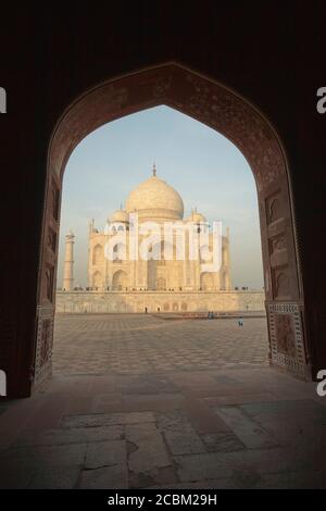 Blick auf Taj Mahal durch Bogeneingang, Agra, Uttar Pradesh, Indien Stockfoto