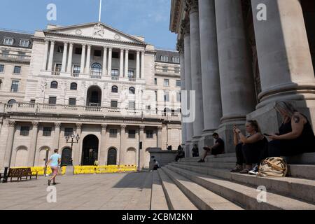 Während Großbritannien in eine Phase tiefer Rezession eintritt, da der durch die Covid-19-Pandemie verursachte wirtschaftliche Abschwung hart einschneidet, bleibt das Gebiet um die Bank of England unglaublich ruhig, und nur wenige Menschen laufen am 12. August 2020 in London durch diesen normalerweise geschäftigen Teil des Finanzdistrikts. Vereinigtes Königreich. Das Amt für nationale Statistiken / ONS hat angekündigt, dass das Bruttoinlandsprodukt / BIP, die größte Maß für die wirtschaftliche Gesundheit, sank um 20.4% im zweiten Quartal des Jahres, im Vergleich zum Vorquartal. Dies ist der größte Rückgang seit Beginn der Aufzeichnungen. Das Ergebnis ist, dass Großbritannien h Stockfoto