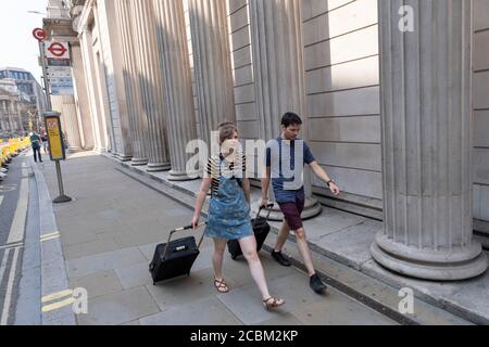 Während Großbritannien in eine Phase tiefer Rezession eintritt, da der durch die Covid-19-Pandemie verursachte wirtschaftliche Abschwung hart einschneidet, bleibt das Gebiet um die Bank of England unglaublich ruhig, und nur wenige Menschen laufen am 12. August 2020 in London durch diesen normalerweise geschäftigen Teil des Finanzdistrikts. Vereinigtes Königreich. Das Amt für nationale Statistiken / ONS hat angekündigt, dass das Bruttoinlandsprodukt / BIP, die größte Maß für die wirtschaftliche Gesundheit, sank um 20.4% im zweiten Quartal des Jahres, im Vergleich zum Vorquartal. Dies ist der größte Rückgang seit Beginn der Aufzeichnungen. Das Ergebnis ist, dass Großbritannien h Stockfoto