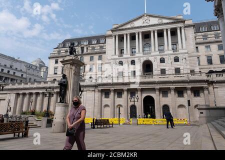 Während Großbritannien in eine Phase tiefer Rezession eintritt, da der durch die Covid-19-Pandemie verursachte wirtschaftliche Abschwung hart einschneidet, bleibt das Gebiet um die Bank of England unglaublich ruhig, und nur wenige Menschen laufen am 12. August 2020 in London durch diesen normalerweise geschäftigen Teil des Finanzdistrikts. Vereinigtes Königreich. Das Amt für nationale Statistiken / ONS hat angekündigt, dass das Bruttoinlandsprodukt / BIP, die größte Maß für die wirtschaftliche Gesundheit, sank um 20.4% im zweiten Quartal des Jahres, im Vergleich zum Vorquartal. Dies ist der größte Rückgang seit Beginn der Aufzeichnungen. Das Ergebnis ist, dass Großbritannien h Stockfoto