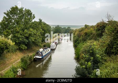 Kanalboote vertäuten neben dem Treidelpfad des Kennet- und Avon-Kanals in der Nähe von Stanton St Bernard, The Vale of Pewsey, Wiltshire, England, Großbritannien Stockfoto