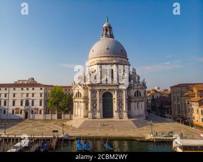 Venedig von oben mit Drohne, Luftdrohne Foto von ikonischen und einzigartigen Markusplatz oder Piazza San Marco mit Dogenpalast, Basilika und Stockfoto