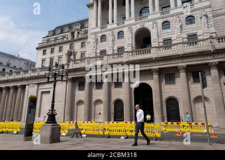 Während Großbritannien in eine Phase tiefer Rezession eintritt, sind die Straßen außerhalb der Bank of England in der City of London sehr ruhig. Am 12. August 2020 wurde in London, Großbritannien, eine temporäre Straßenlayouts mit gelben Barrieren markiert. Das Amt für nationale Statistiken / ONS hat angekündigt, dass das Bruttoinlandsprodukt / BIP, die größte Maß für die wirtschaftliche Gesundheit, sank um 20.4% im zweiten Quartal des Jahres, im Vergleich zum Vorquartal. Dies ist der größte Rückgang seit Beginn der Aufzeichnungen. Das Ergebnis ist, dass Großbritannien offiziell in die Rezession eingetreten ist, da die britische Wirtschaft schra Stockfoto