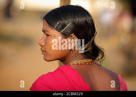 Dongria Kondh Stammesfrau in einem ländlichen Dorf in der Nähe von Rayagada, Odisha, Indien. Stockfoto