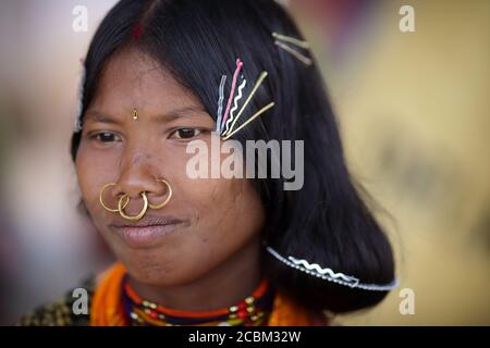 Dongria Kondh Stammesfrau in einem ländlichen Dorf in der Nähe von Rayagada, Odisha, Indien. Stockfoto