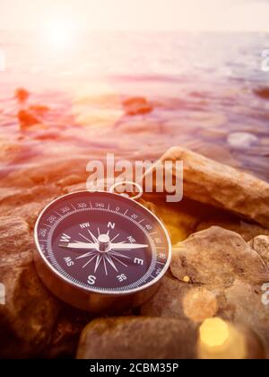 Kompass am Ufer bei Sonnenschein. Reisekonzept. Stockfoto