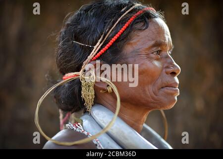 Gadaba-Stammesfrau in einem ländlichen Dorf in der Nähe von Koraput in Odisha, Indien. Die Region Koraput ist für ihr Stammesleben und ihre traditionelle Kultur bekannt. Stockfoto