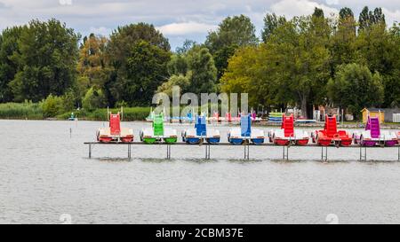 Bunte Tretboote auf einer Anlegestelle im Plattensee, Ungarn Stockfoto