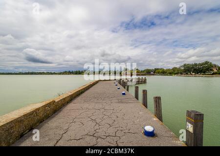 Eine Anlegestelle am Plattensee in Keszthely, Ungarn Stockfoto