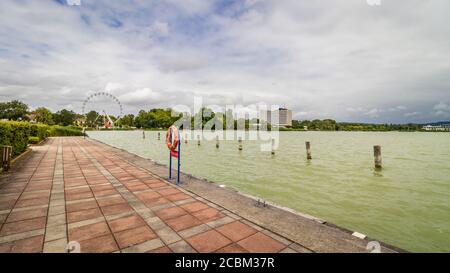 Eine Anlegestelle am Plattensee in Keszthely, Ungarn Stockfoto