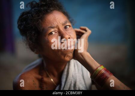 Stammesfrau in einem ländlichen Dorf im Kanger Valley National Park, Chhattisgarh, Indien Stockfoto