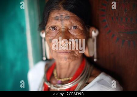 Sora Stammesfrau in einem ländlichen Dorf in der Nähe von Gunupur in Odisha, Indien. Stockfoto