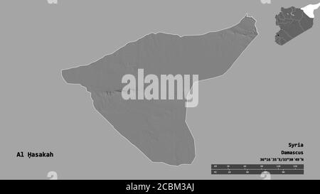 Form von Al Ḥasakah, Provinz Syrien, mit seiner Hauptstadt auf festem Hintergrund isoliert. Entfernungsskala, Regionenvorschau und Beschriftungen. Höhe der Bilevel ma Stockfoto