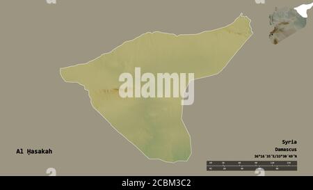 Form von Al Ḥasakah, Provinz Syrien, mit seiner Hauptstadt auf festem Hintergrund isoliert. Entfernungsskala, Regionenvorschau und Beschriftungen. Topografisches Relief m Stockfoto