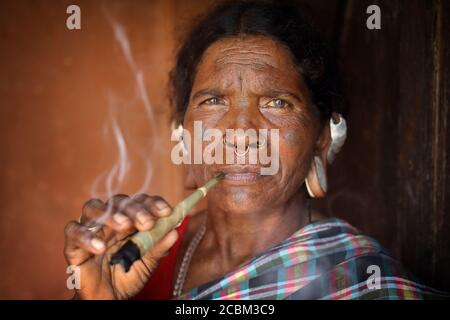 Sora Stammesfrau in einem ländlichen Dorf in der Nähe von Gunupur in Odisha, Indien. Stockfoto