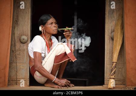 Sora Stammesfrau in einem ländlichen Dorf in der Nähe von Gunupur in Odisha, Indien. Stockfoto