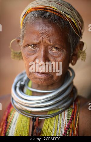 Bonda Stammesfrau in einem ländlichen Dorf in der Nähe von Koraput in Odisha, Indien. Stockfoto