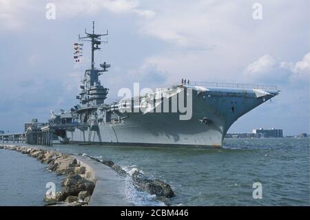 Corpus Christi, Texas USA, 2006: Der pensionierte US-Navy-Flugzeugträger USS Lexington liegt jetzt in Corpus Christi Bay und ist eine beliebte Touristenattraktion. ©Bob Daemmrich Stockfoto