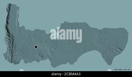 Form von Hamah, Provinz von Syrien, mit seiner Hauptstadt isoliert auf einem einfarbigen Hintergrund. Farbige Höhenkarte. 3D-Rendering Stockfoto