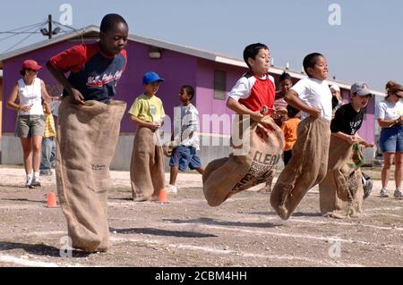 Austin, TX; Mai 2006. Die Jungen der vierten Klasse nehmen am 40-Yard-Sack-Rennen am „Track & Field Day“ der Grundschule im Raum Austin Teil, der traditionell das Frühjahrssemester an den meisten öffentlichen Schulen in der Umgebung beendet. ©Bob Daemmrich Stockfoto