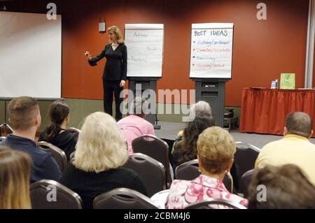 San Antonio, Texas USA, Mai 2006: Moderatoren halten Vorträge mit visuellen Hilfsmitteln in einem professionellen Entwicklungsseminar auf der jährlichen Tagung der Texas Apartment Association. ©Bob Daemmrich Stockfoto