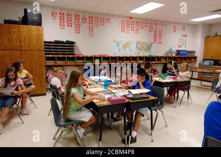 Mabank, Texas USA, 19. August 2006: Mabank Central Elementary School Klassenzimmer der dritten Klasse mit einer Wortwand im Hintergrund. ©Bob Daemmrich Stockfoto