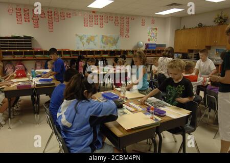 Mabank, Texas USA, 19. August 2006: Mabank Central Elementary School Klassenzimmer der dritten Klasse mit einer Wortwand im Hintergrund. ©Bob Daemmrich Stockfoto