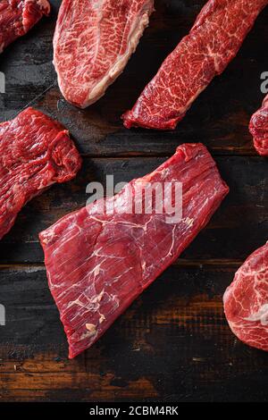 Bio-Flanke Bavette oder Flap Steak Rindfleisch t Steak in der Nähe tri-Tip und Top-Blade Auster schneidet nahe vorne Von anderen Schnitten in Metzgerei auf alten Holztisch Stockfoto