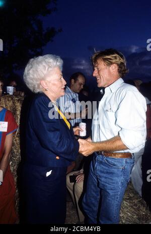 Austin, Texas USA, 1996: Ehemalige US-amerikanische Gouverneur von Texas Ann Richards begrüßt den Schauspieler Robert Redford bei einem Umweltfondsanwärter für eine Gruppe von Umweltaktivismus. ©Bob Daemmrich Stockfoto