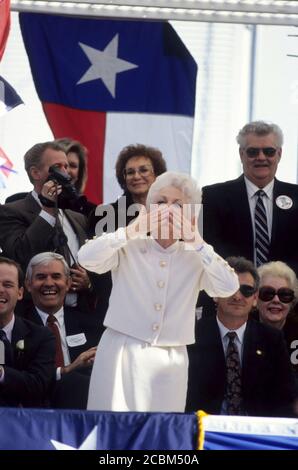 Austin, Texas USA, 15. Januar 1991: Texas Gov. Ann Richards küsst die Darsteller, während sie sich die Einweihungsparade zu ihren Ehren vom VIP-Review-Stand ansieht. ©Bob Daemmrich Stockfoto