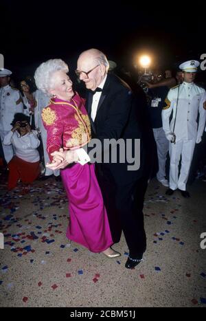 Austin, Texas USA, 15. Januar 1991: Texas Gov. Ann Richards tanzt mit ihrem Vater Robert Cecil Willis bei ihrem Eröffnungsball. ©Bob Daemmrich Stockfoto