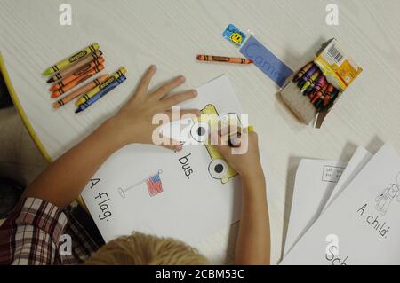 Mabank, Texas, USA, 19. August 2006: In der ersten Schulwoche der Mabank Central Elementary School in East Texas färbt ein Schüler mit Buntstiften Grundwortschatz-Wörter. ©Bob Daemmrich Stockfoto