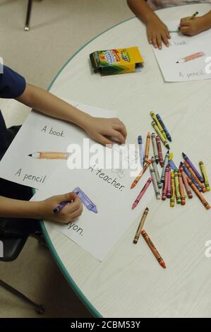 Mabank, Texas, USA, 19. August 2006: In der ersten Schulwoche der Mabank Central Elementary School in East Texas färbt ein Schüler mit Buntstiften Grundwortschatz-Wörter. ©Bob Daemmrich Stockfoto