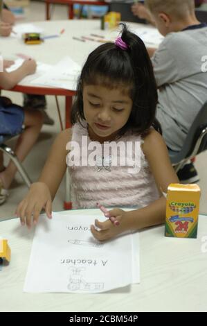 Mabank, Texas USA, 19. August 2006: In der ersten Schulwoche der Mabank Central Elementary School in East Texas färben Kindergartenstudenten in Bildern von grundlegenden Vokabeln Buntstifte ein. ©Bob Daemmrich Stockfoto