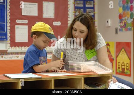 Mabank, Texas, USA, 19. August 2006: Während der ersten Schulwoche an der kleinstädtischen Mabank Central Elementary School sitzt eine Mutter mit ihrem vierjährigen Sohn, der am Head Start-Programm für frühkindliche Bildung teilnimmt, während er in seinem Klassenzimmer zieht. ©Bob Daemmrich Stockfoto