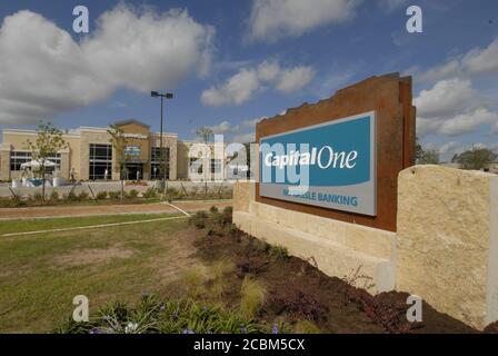 Austin, Texas, USA, 29. August 2006: Große Eröffnungsveranstaltung für eine Zweigstelle des Capital One Bankenzentrums in einem schnell wachsenden Vorstadtgebiet. ©Bob Daemmrich Stockfoto