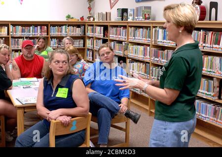 Mabank, Texas, USA, 19. August 2006: Während der ersten Schulwoche an der kleinen Mabank Central Elementary School leitet ein Head-Start-Lehrer ein Orientierungsgespräch für einkommensschwache Eltern, die ihre vier Jahre alten Kinder zum ersten Mal zur Schule schicken. ©Bob Daemmrich Stockfoto