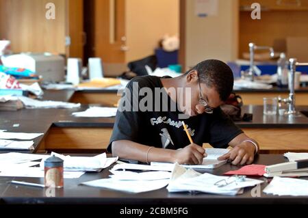 Austin, Texas, USA, 22. September 2006: Schwarzer männlicher Student schreibt in seinem Notizbuch in einem Klassenzimmer der Travis High School, einer überwiegend hispanischen Schule auf der Südseite von Austin. ©Bob Daemmrich Stockfoto