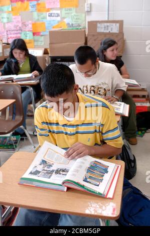 Austin, Texas USA, 22. September 2006: Schüler im Klassenzimmer der Travis High School, einer überwiegend hispanischen Schule auf der Südseite von Austin. ©Bob Daemmrich Stockfoto