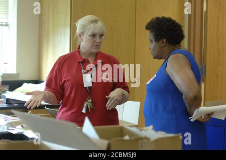 Austin, Texas USA, 22. September 2006: Lehrer sprechen im Klassenzimmer an der Travis High School, einer überwiegend hispanischen Schule auf der Südseite von Austin. ©Bob Daemmrich Stockfoto