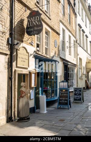 Sally Lunn's historisches Restaurant 1680. Eines der ältesten Häuser in Bath. Bath City Centre, Somerset, England, Großbritannien Stockfoto