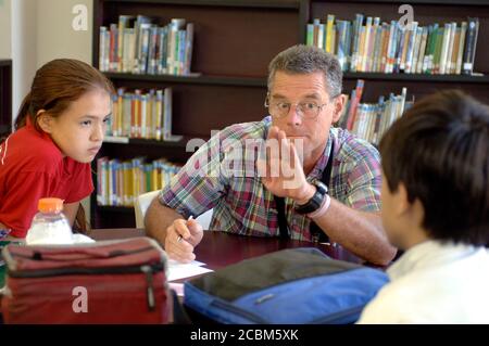 Belton, Texas: 27. September 2006: Taubstuhrlehrer arbeitet mit Schülern der Mittelstufe in der Schulbibliothek zusammen. ©Bob Daemmrich Stockfoto