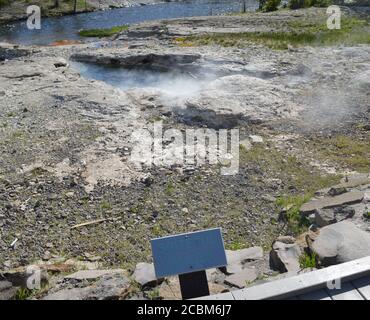 YELLOWSTONE NATIONAL PARK, WYOMING - 8. JUNI 2017: Spiteful Geyser of the Morning Glory Group am Firehole River im Upper Geyser Basin Stockfoto