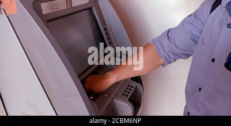 DISTRIKT KATNI, INDIEN - 20. SEPTEMBER 2019: Mann Hand Abheben von Bargeld von Geldautomaten Kassenschalter an der staatlichen Bank von indien. Stockfoto