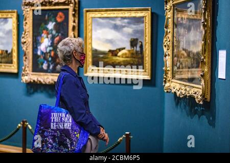 Freitag, 14. August 2020. Edinburgh, Großbritannien. Die ersten Besucher kehren im Rahmen der stufenweisen Wiedereröffnung der National Galleries of Scotland nach ihrer fünfmonatigen Schließung während der COVID-19 Pandemie in die Scottish National Gallery zurück. Die Scottish National Gallery wird am Montag, den 17. August 2020, wieder für die Öffentlichkeit zugänglich gemacht. Stockfoto