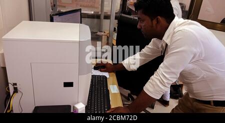 DISTRIKT KATNI, INDIEN - 18. SEPTEMBER 2019: Ein asiatischer Labortechniker, der Computer für das Testen von Pathologieberichten im Krankenhaus betreibt. Stockfoto