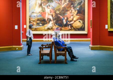 Freitag, 14. August 2020. Edinburgh, Großbritannien. Die ersten Besucher kehren im Rahmen der stufenweisen Wiedereröffnung der National Galleries of Scotland nach ihrer fünfmonatigen Schließung während der COVID-19 Pandemie in die Scottish National Gallery zurück. Die Scottish National Gallery wird am Montag, den 17. August 2020, wieder für die Öffentlichkeit zugänglich gemacht. Stockfoto