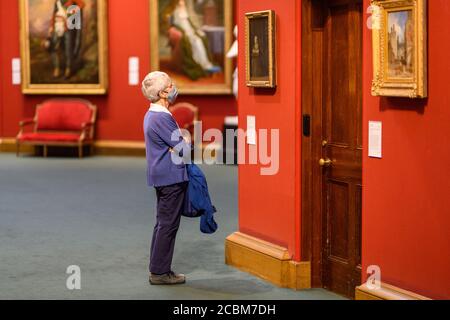 Freitag, 14. August 2020. Edinburgh, Großbritannien. Die ersten Besucher kehren im Rahmen der stufenweisen Wiedereröffnung der National Galleries of Scotland nach ihrer fünfmonatigen Schließung während der COVID-19 Pandemie in die Scottish National Gallery zurück. Die Scottish National Gallery wird am Montag, den 17. August 2020, wieder für die Öffentlichkeit zugänglich gemacht. Stockfoto