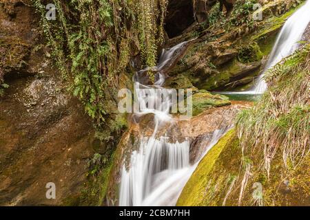 Schöne Wasserfälle in Höhlen aus Sandstein geschnitzt Stockfoto