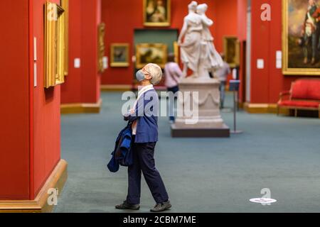 Freitag, 14. August 2020. Edinburgh, Großbritannien. Die ersten Besucher kehren im Rahmen der stufenweisen Wiedereröffnung der National Galleries of Scotland nach ihrer fünfmonatigen Schließung während der COVID-19 Pandemie in die Scottish National Gallery zurück. Die Scottish National Gallery wird am Montag, den 17. August 2020, wieder für die Öffentlichkeit zugänglich gemacht. Stockfoto